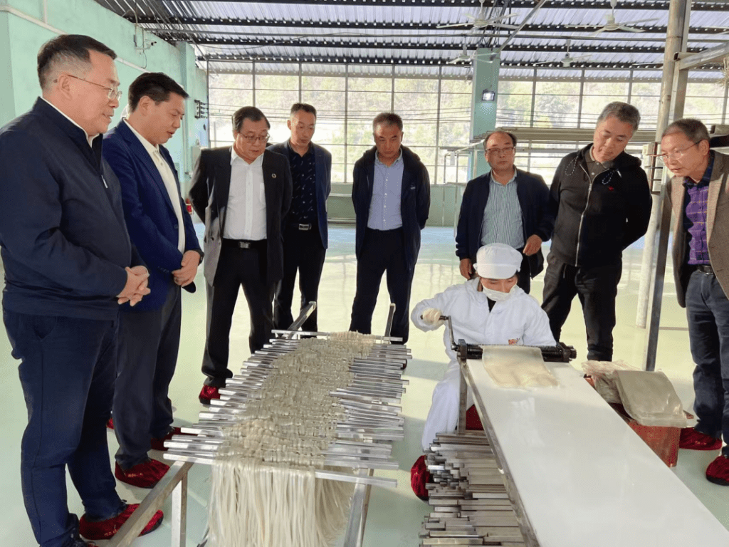 谢建民在彭水县苕粉生产企业做调研考察做调研 ©CCCAP