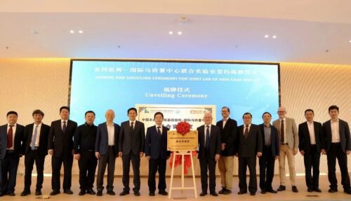 中国农业科学院院长、中国科学院院士黄三文，国际马铃薯中心主任Simon Heck、副主任Hugo Campos、亚太中心主任谢建民，基因组所所长王桂荣、副所长佟继旭共同为联合实验室揭牌。