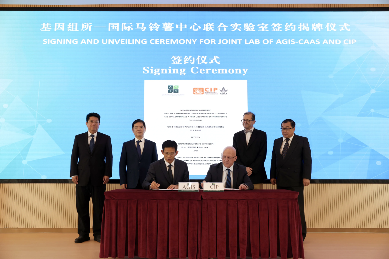 国际马铃薯中心主任Simon Heck与基因组所所长王桂荣签订合作协议